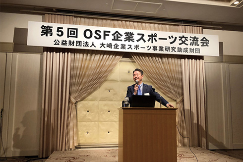 Fujio Kariya, NHK’s executive commentator, giving a talk in July 2019 at an OSF corporate sports exchange event.